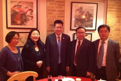 仲伟合校长在巴黎看望法国校友